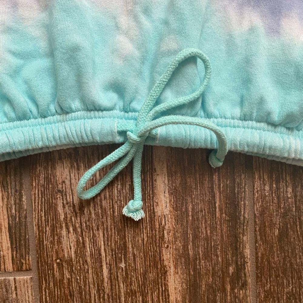 𝒯𝒾ℯ 𝒹𝓎ℯ 𝓈𝓌ℯ𝒶𝓉𝓈𝒽𝒾𝓇𝓉!♡ - Picture 2 of 8